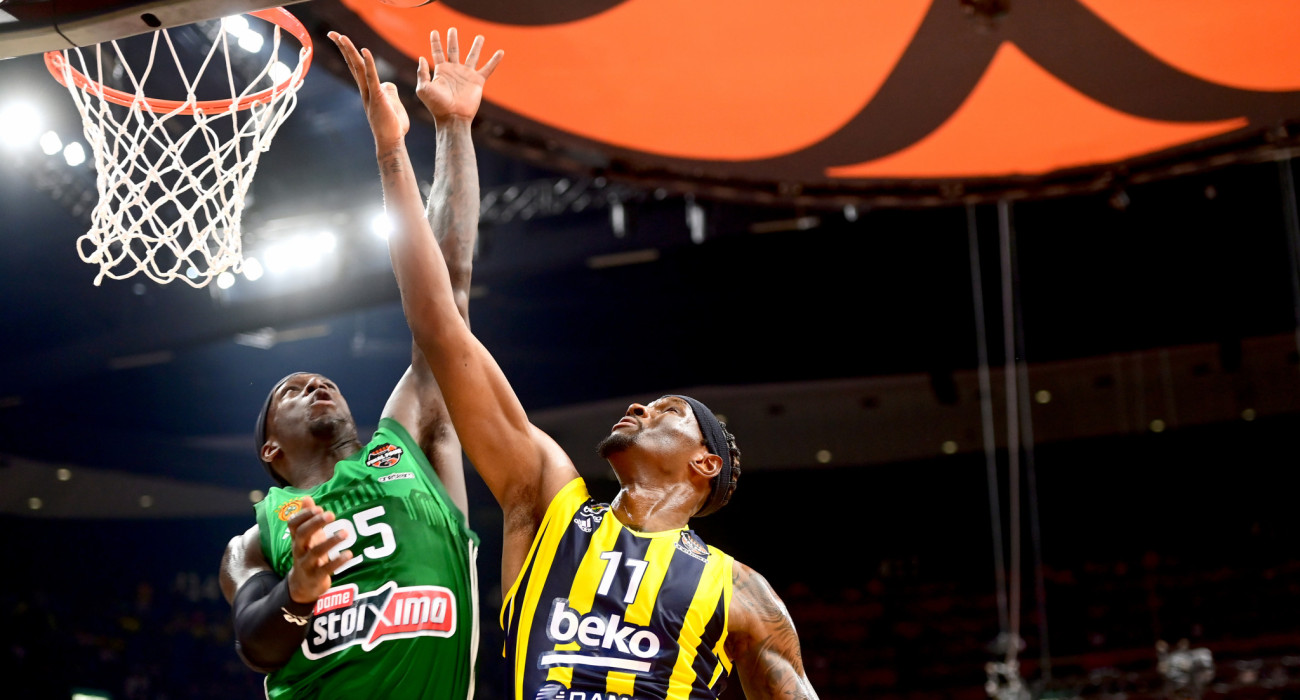 Ένταση, δυναμική και πάθος στον ουρανό της μπασκετικής αρένας με πρωταγωνιστές τους Ντέιβις και Ναν / Πηγή: Francesco Richieri / Euroleague Basketball via Getty Images