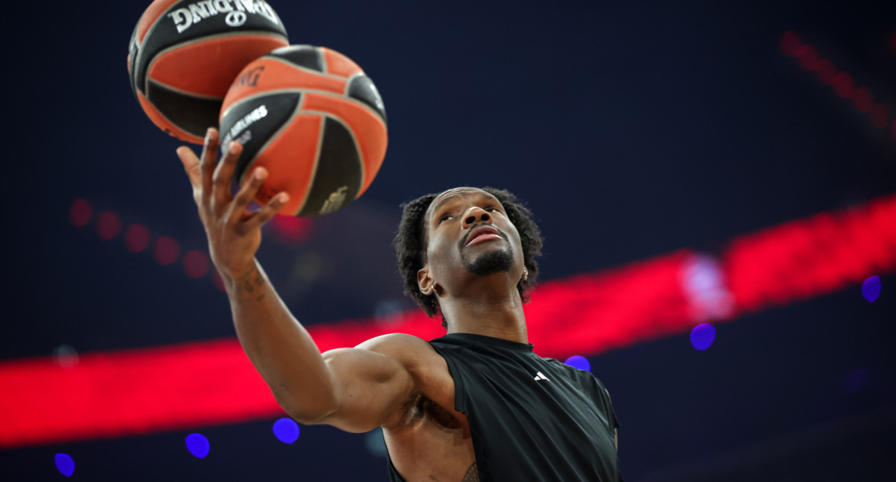 Ο Νάιτζελ Χέιζ-Ντέιβις έχει ένα όνομα, δύο επίθετα και παίζει με δύο μπάλες / Πηγή: Christina Pahnke/Euroleague Basketball via Getty Images