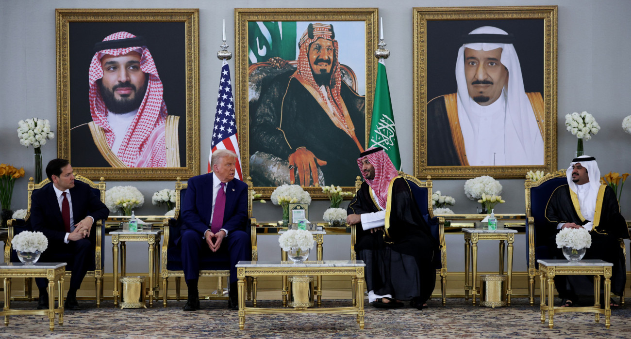 Ο πρίγκιπας Μοχάμεντ μπιν Σαλμάν κατά τη διάρκεια της συνάντησής του με τον Ντόναλντ Τραμπ στο Ριάντ στις 13 Μαϊου 2025 / Πηγή: Win McNamee / Getty Images