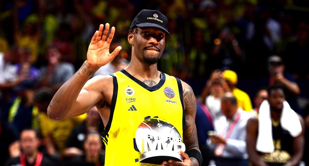 Όλα τα φώτα στο Άμπου Ντάμπι στραμμένα στον MVP Νάιτζελ Χέιζ-Ντέιβις / Photo by Francesco Richieri/Euroleague Basketball via Getty Images