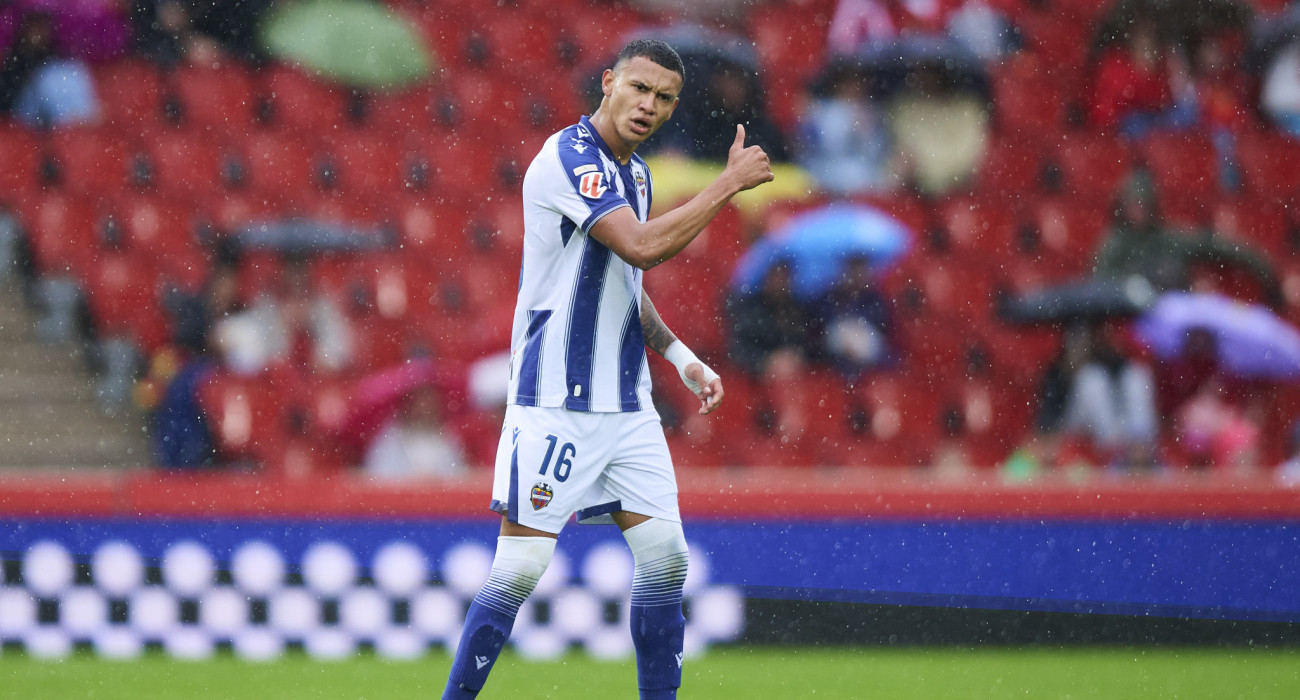 Ο Κέρβιν Αριάγα με τη φανέλα της Λεβάντε σε παιχνίδι της La Liga / Πηγή: Photo by Cristian Trujillo/Quality Sport Images/Getty Images