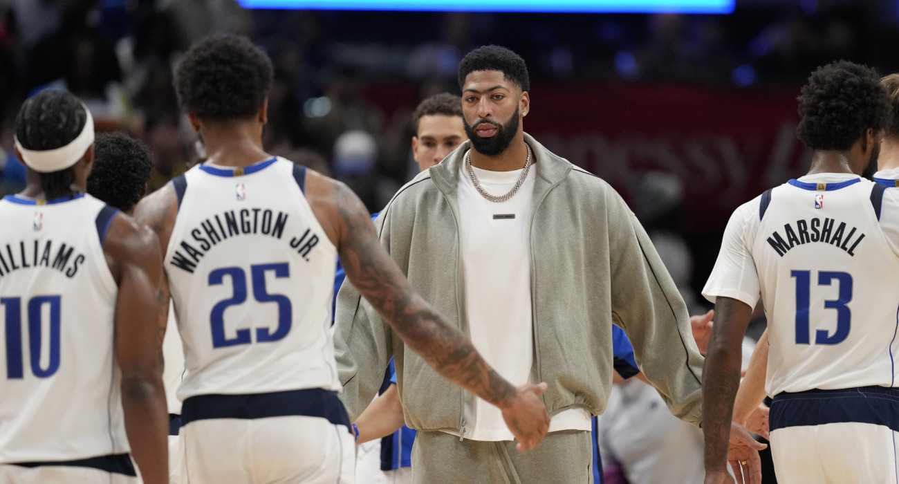 Ο Άντονι Ντέιβις αποχωρεί από το Ντάλας με ανταλλαγή για τους Γουίζαρντς / Πηγή: Jess Rapfogel / Getty Images