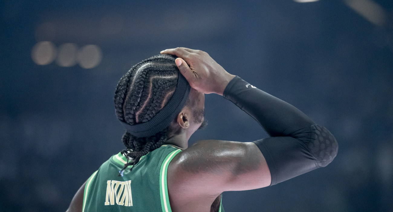 Ο Κέντρικ Ναν φανερά απογοητευμένος στο glass floor του T-Center / Πηγή: Getty Images