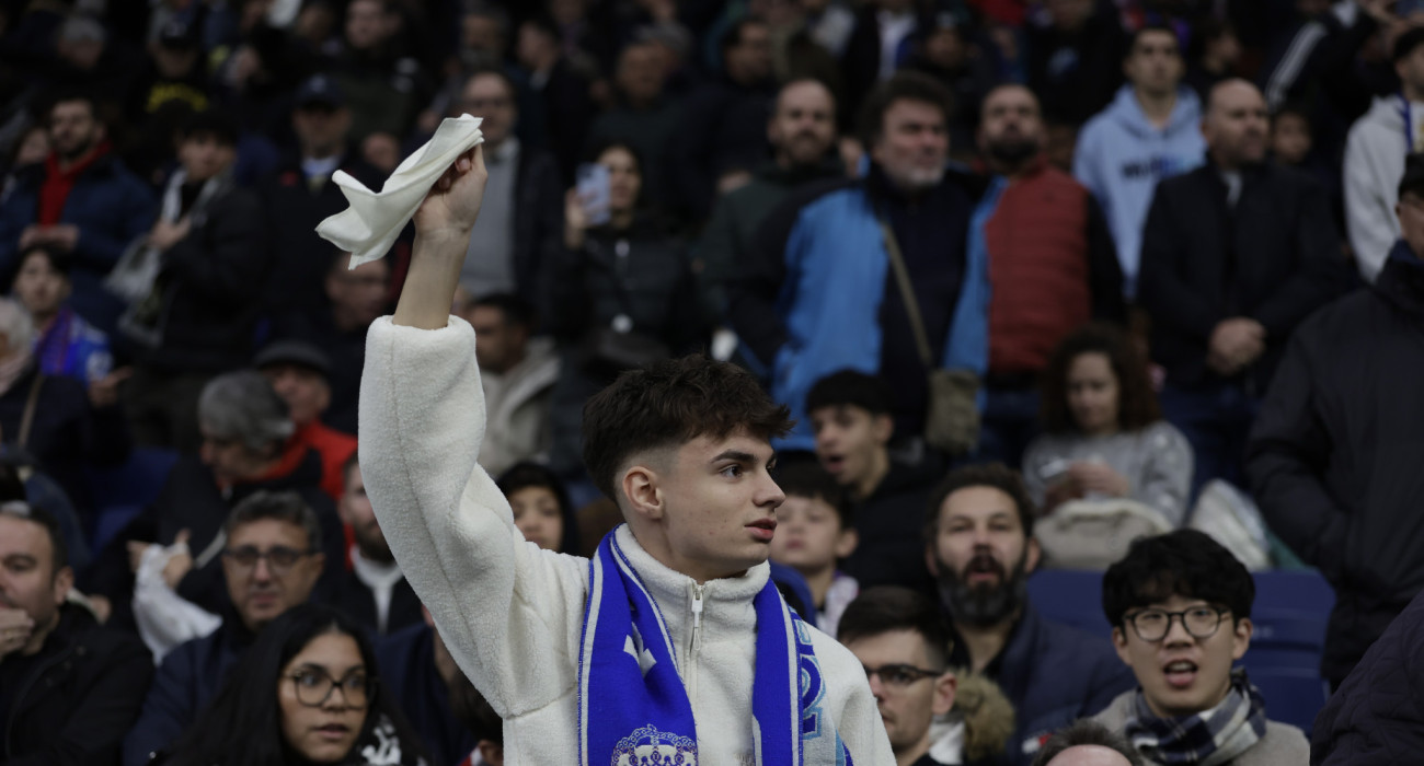 Οπαδός της Ρεάλ κουνάει λευκό μαντήλι στο «Μπερναμπέου» / Πηγή: Photo by Maria Gracia Jimenez/Soccrates/Getty Images