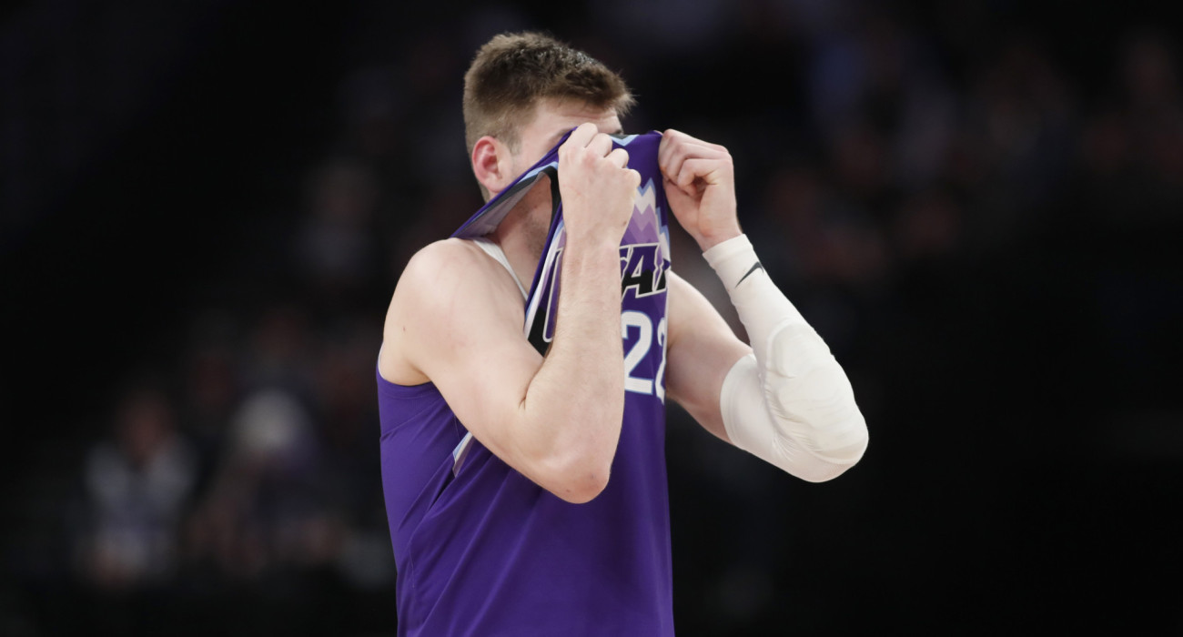 Εικόνα από το δυστοπικό μέλλον: Παίκτης των Γιούτα Τζαζ κρύβεται από τις... σφαίρες. Πηγή: Chris Gardner / Getty Images