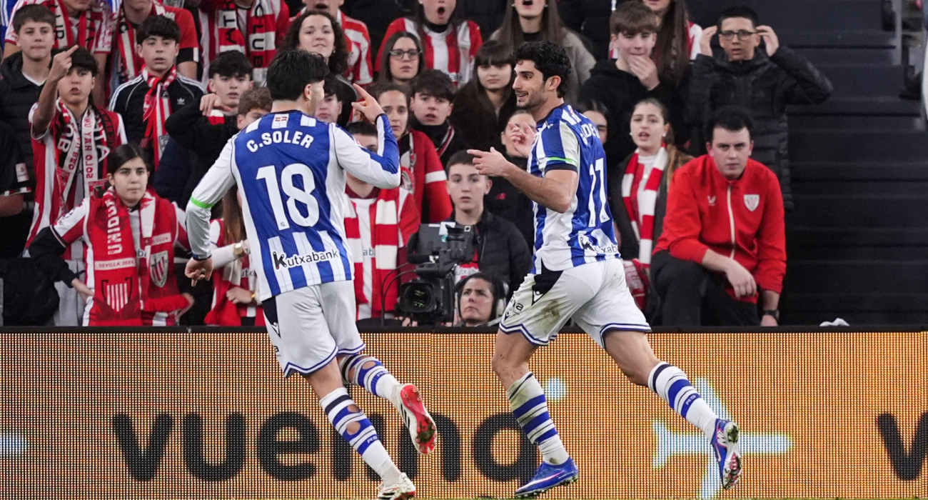 Γκέδες και Σολέρ βρίσκονται με... κλειστά μάτια και κάνουν «μαγικά» με τη φανέλα της Ρεάλ Σοσιεδάδ / Πηγή: Photo by Juan Manuel Serrano Arce/Getty Images