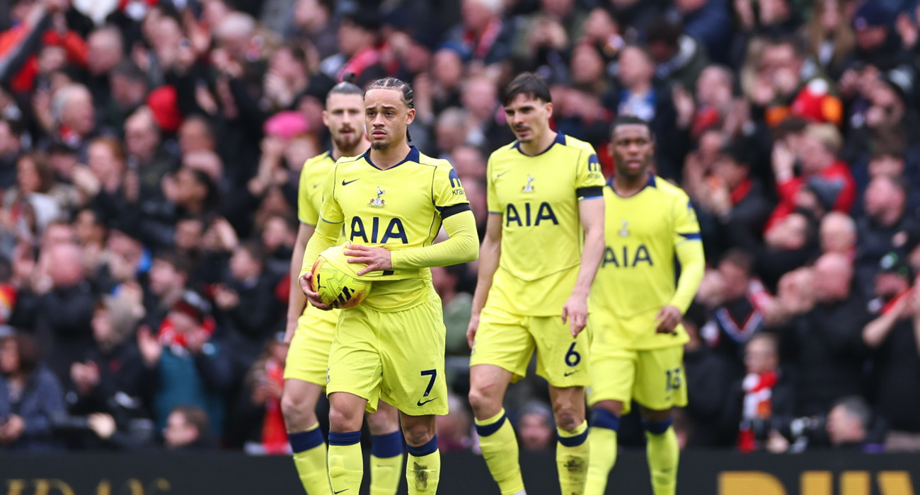 Οι απογοητευμένοι ποδοσφαιριστές της Τότεναμ μετά από άλλη μία ήττα στην Premier League / Robbie Jay Barratt - AMA/Getty Images