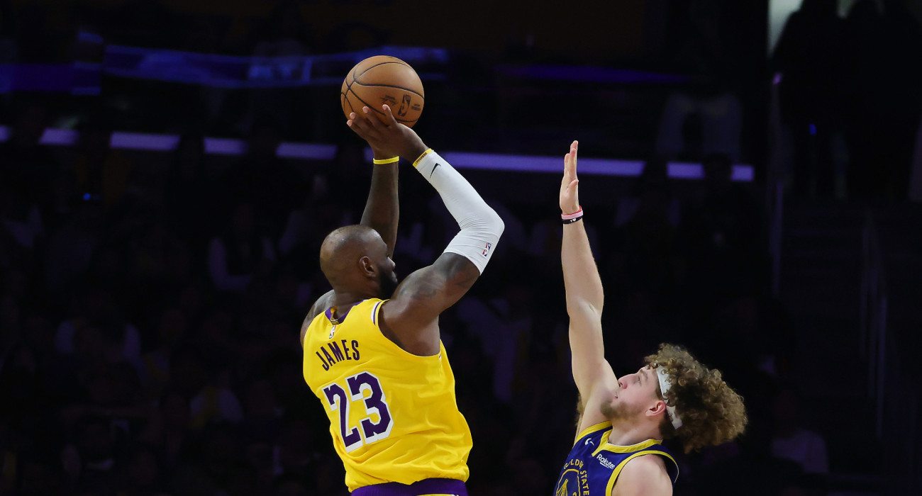 Ο ΛεΜπρον Τζέιμς σουτάρει μπροστά από τον Μπράντιν Ποντζιέμσκι/Photo by Kevin Terrell/Getty Images