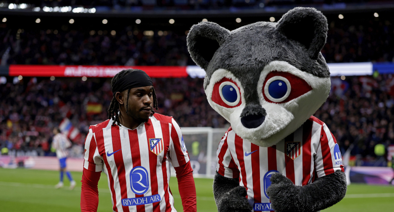 Η νέα μεταγραφή της Ατλέτικο Μαδρίτης, Αντεμόλα Λούκμαν παρέα με τη μασκότ της ομάδας / Πηγή: Maria Gracia Jimenez / Soccrates / Getty Images