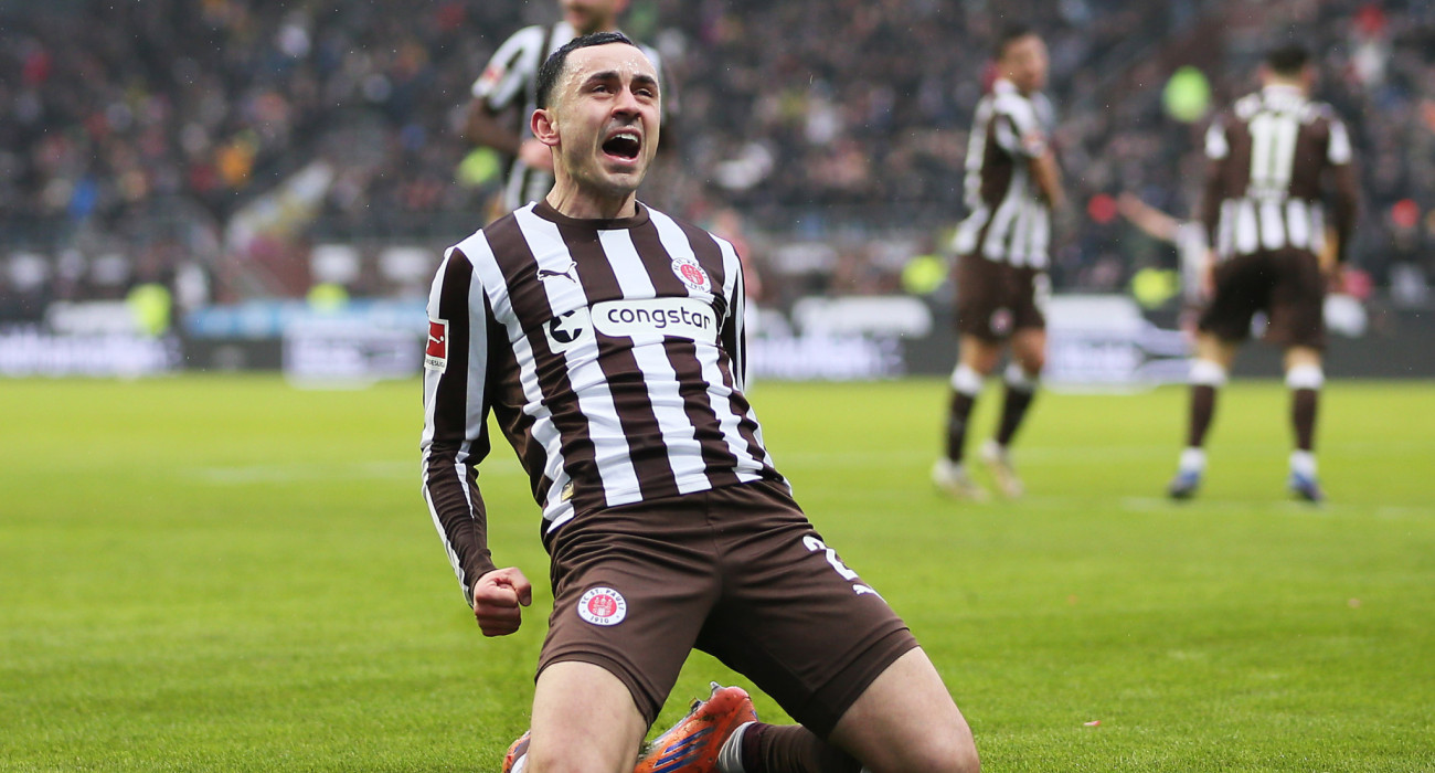 Ο Μανώλης Σάλιακας πανηγυρίζει το γκολ του με την Σανκτ Πάουλι / Πηγή: Photo by Selim Sudheimer/Getty Images