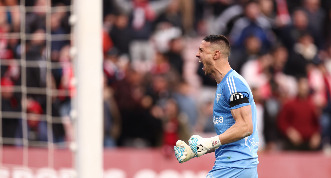 Ο Οδυσσέας Βλαχοδήμος πανηγυρίζει την απόκρουση πέναλτι απέναντι στην Χιρόνα / Πηγή: by Fran Santiago/Getty Images