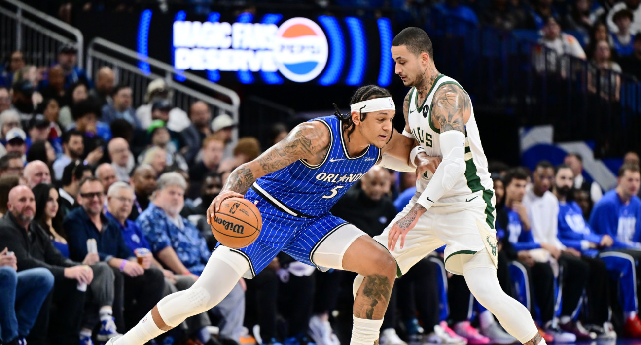 Ο Πάολο Μπανκέρο απέναντι στον Κάιλ Κούζμα/Photo by Julio Aguilar/Getty Images