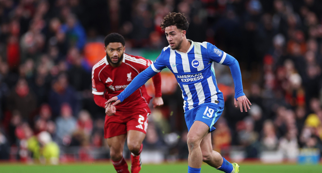 Ο Μπάμπης Κωστούλας της Μπράιτον σες μία προσπάθεια κόντρα στη Λίβερπουλ στο Anfield / Πηγή: Lewis Storey / Getty Images