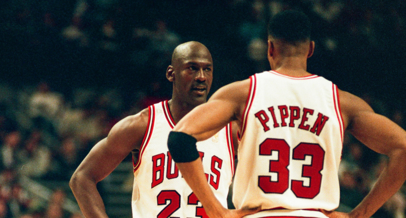 Ο Μάικλ Τζόρνταν με τον Σκότι Πίπεν τις επικές τους μέρες στο Σικάγο / Πηγή: Sporting News via Getty Images via Getty Images