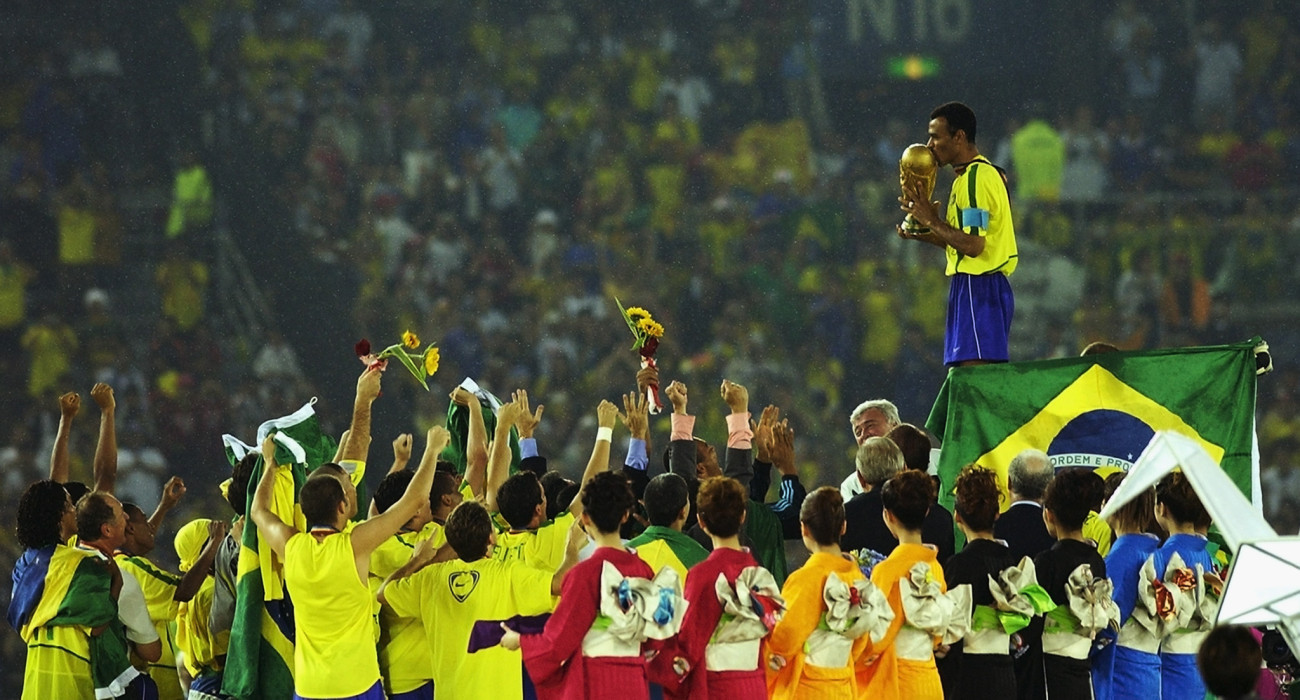 30 Ιουνίου 2002, Ιαπωνία: O Καφού με το τρόπαιο του Παγκοσμίου Κυπέλλου στα χέρια / Πηγή: Shaun Botterill / Getty Images