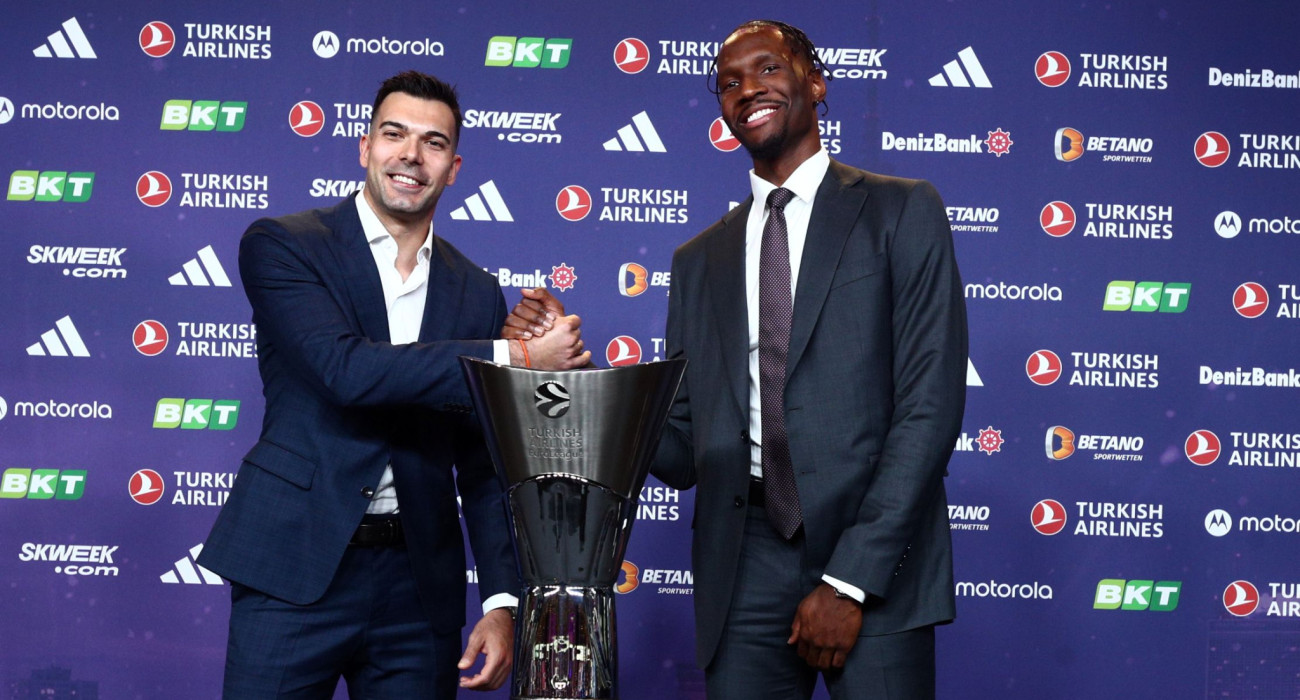 Νάιτζελ Χέιζ-Ντέιβις και Κώστας Σλούκας με την κούπα της EuroLeague / Πηγή: Eurokinissi