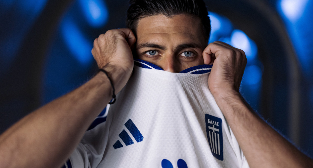 Ο Τάσος Μπακασέτας ποζάρει με τη νέα εμφάνιση της Εθνικής Ελλάδας / Πηγή: epo.gr