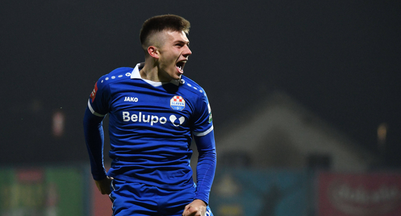 Ο Άντριαν Γιάγκουσιτς πανηγυρίζει με τη φανέλα της Σλάβεν Μπέλουπο / Πηγή: Imago