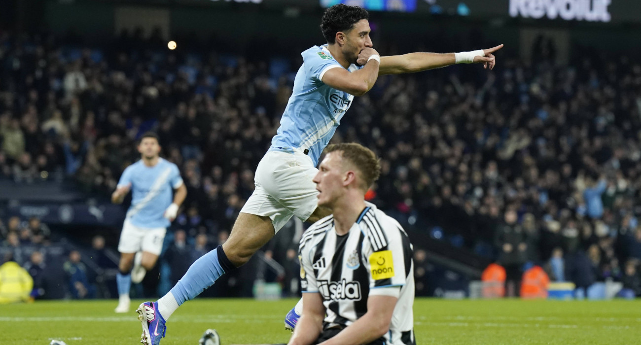 Ο Ομάρ Μαρμούς σκοράρει για τη Σίτι και ο Νταν Μπερν της Νιουκαστλ παρακολουθεί απογοητευμένος / Πηγή: Imago
