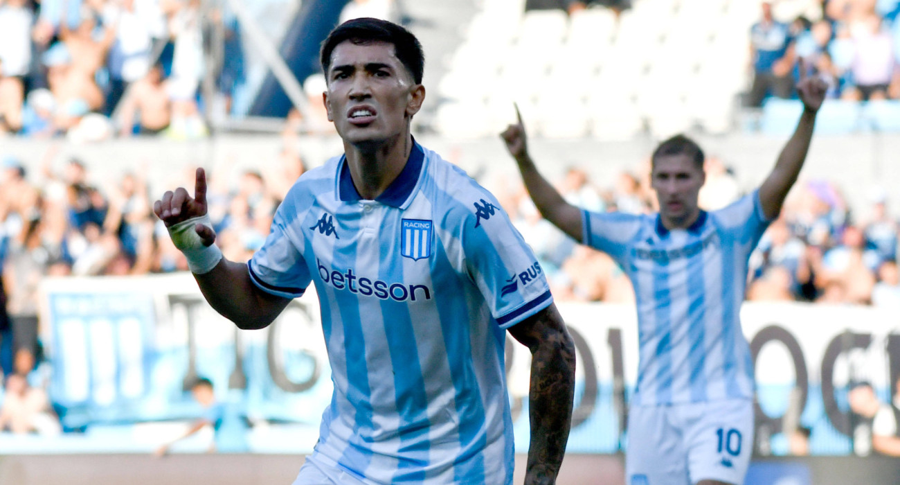 Ο Σαντιάγκο Σολάρι πανηγυρίζει το υπέροχο γκολ που πέτυχε με την Ρασίνγκ Κλουμπ στο Torneo Apertura / Πηγή: Imago