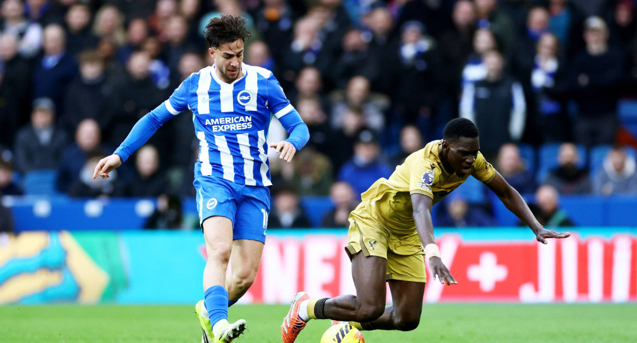 Ο Μπάμπης Κωστούλας σε μία μονομαχια από το ματς της Μπράιτον στην έδρα της Κρίσταλ Πάλας / Πηγή: Imago