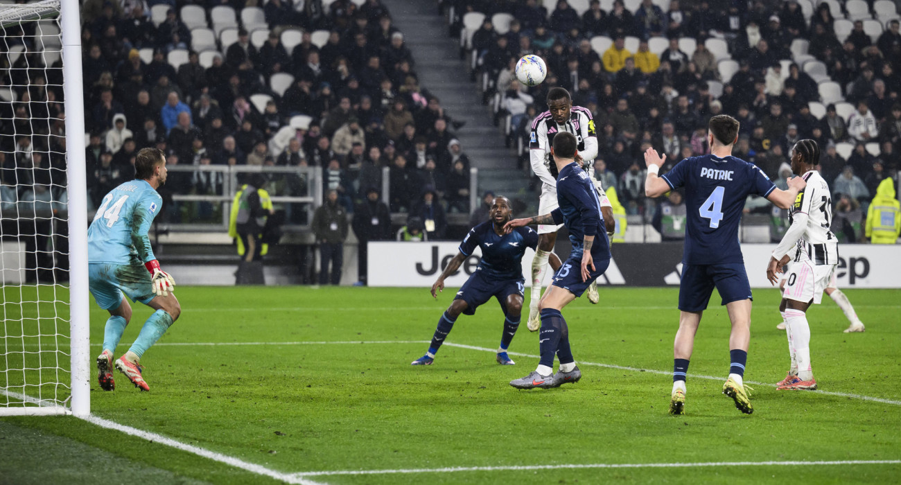 Στο έκτο λεπτό των καθυστερήσεων ο Καλούλου με κεφαλιά ισοφάρισε στο τελικό 2-2 / Πηγή: Imago