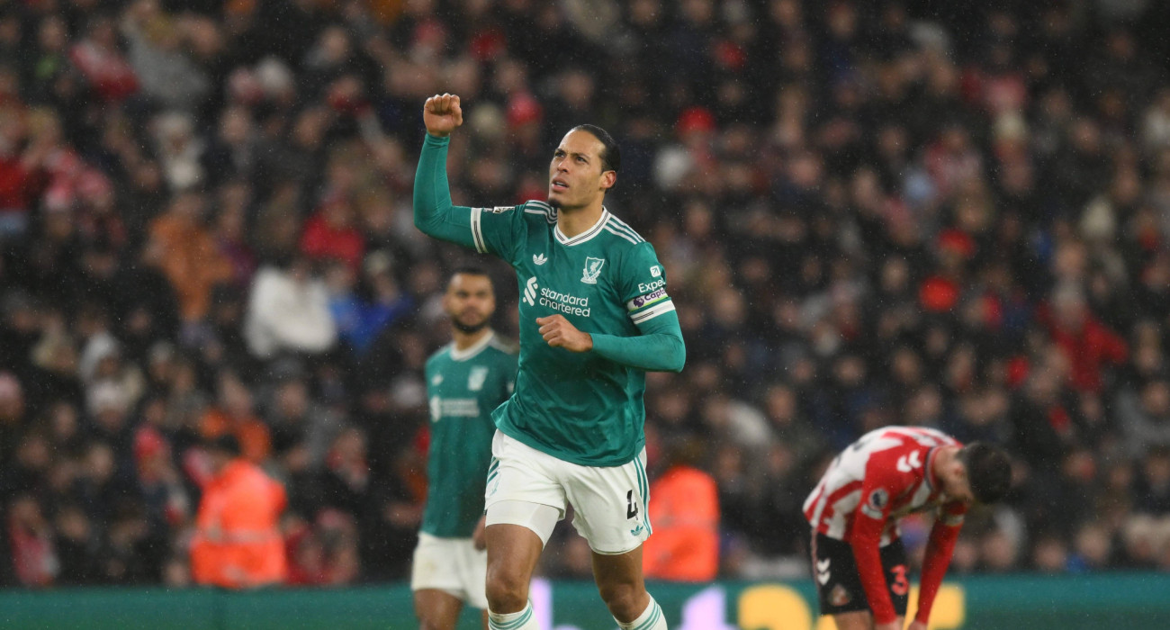 Ο Βίρτζιλ Φαν Ντάικ πανηγυρίζει μετά το νικητήριο γκολ με τη Σάντερλαντ / Πηγή: Imago