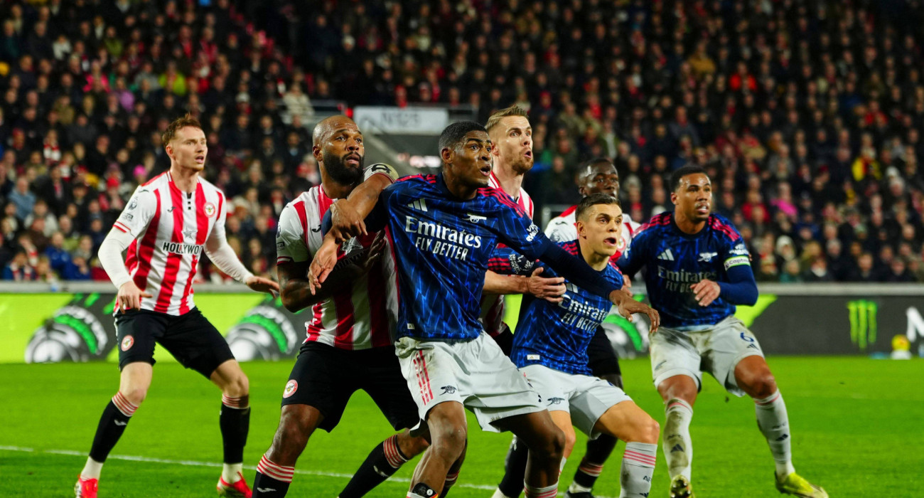 Μία από τις πολλές μονομαχίες στη «σκληρή» αναμέτρηση της Μπρέντφορντ με την Άρσεναλ / Πηγή: Imago