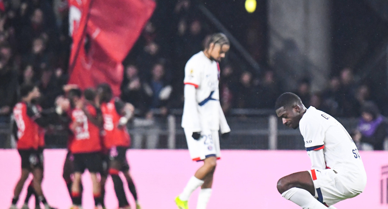 Απογοητευμένοι Ντεμπελέ και Μπαρκολά στην ήττα της Παρί Σεν Ζερμέν από τη Ρεν / Πηγή: Imago