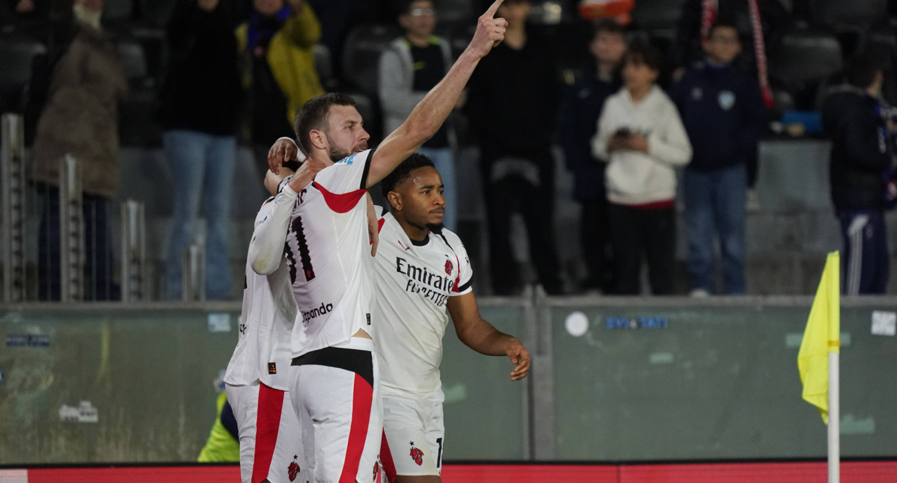 Οι πανηγυρισμοί της Μίλαν μετά το γκολ του Λόφτους Τσικ στο ματς με την Πίζα / Πηγή: Imago