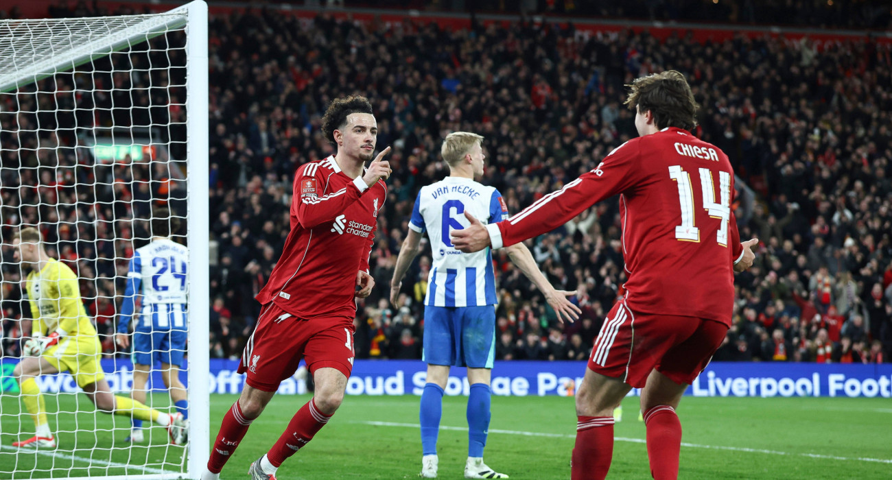 Τζόουνς και Κιέζα πανηγυρίζουν γκολ της Λίβερπουλ στο ματς με την Μπράιτον / Πηγή: Imago