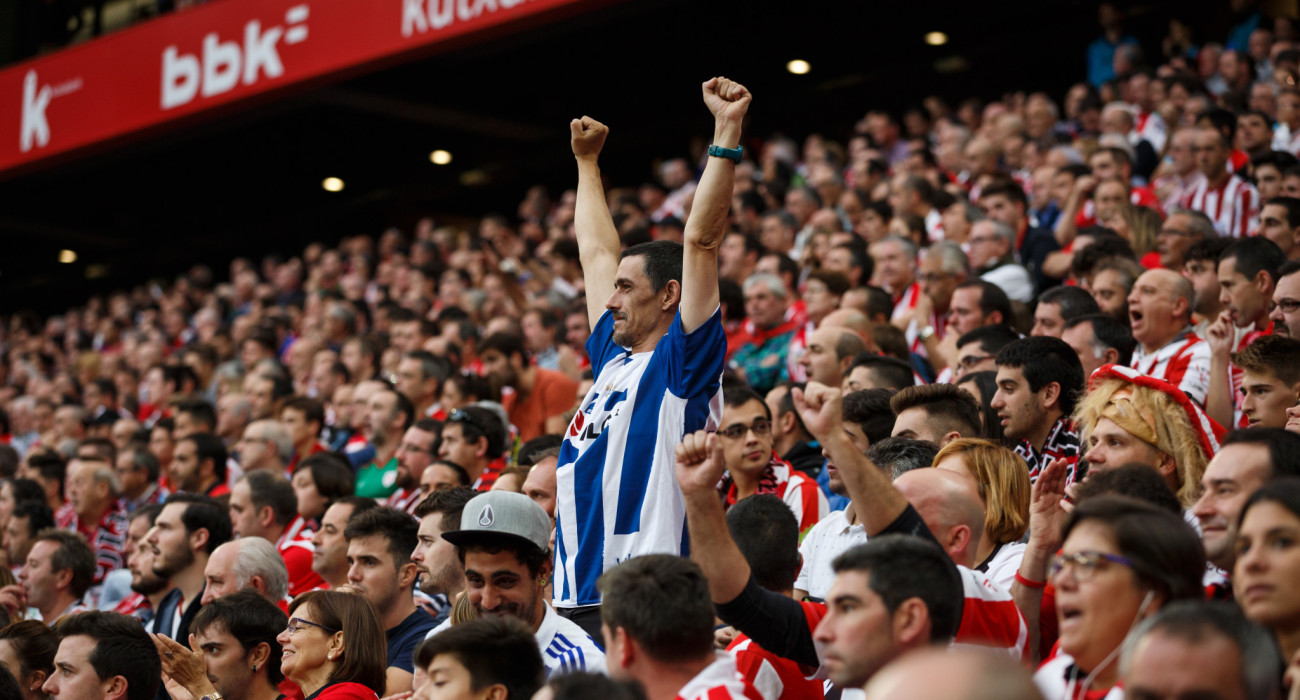Χωρίς καμία... ενόχληση, ο οπαδός της Ρεάλ Σοσιεδάδ πανηγυρίζει μέσα στην έδρα της μεγάλης αντιπάλου, Αθλέτικ Μπιλμπάο / Πηγή: Imago