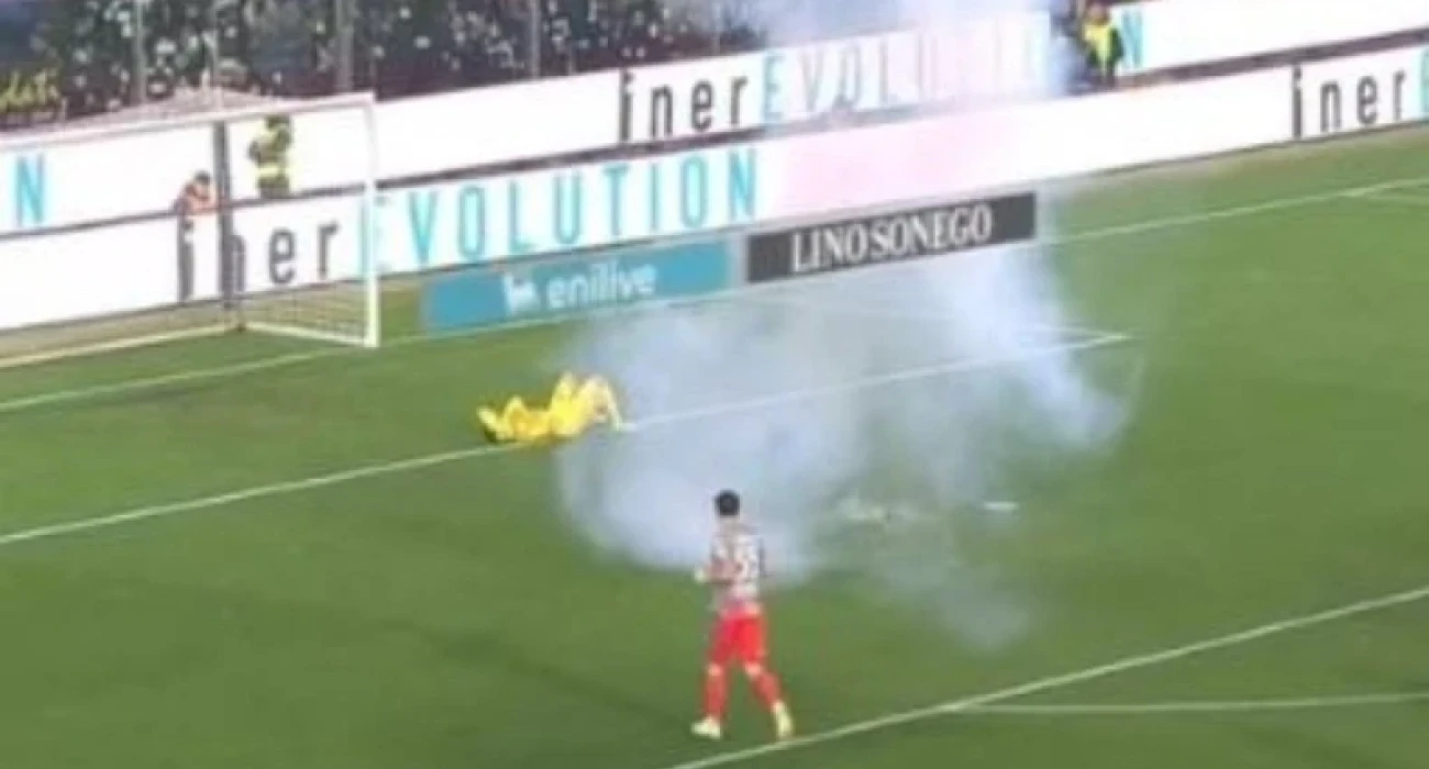 Ο τερματοφύλακας της Κρεμονέζε στο έδαφος μετά από πτώση καπνογόνου/ Screenshot