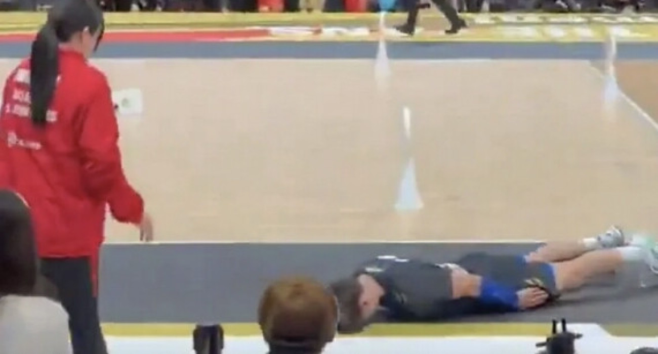 Η στιγμή που ο παίκτης βόλεϊ ζητάςι συγγνώμη από τη γυναίκα που χτύπησε με την μπάλα / Screenshot