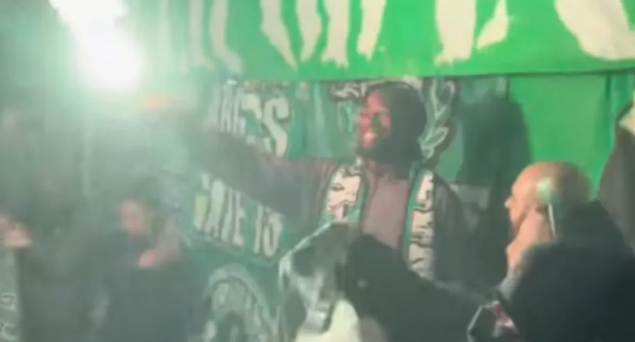 Ο Ματίας Λεσόρ με καπνογόνο στο χέρι/printscreen