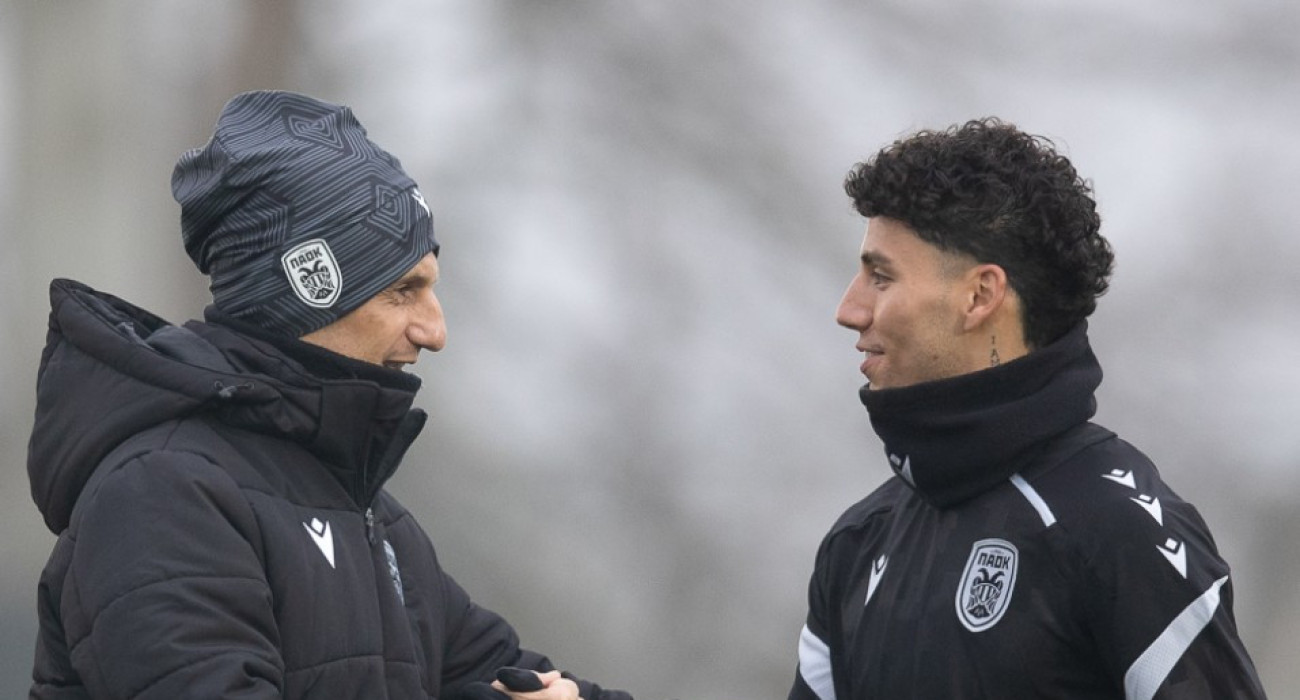 Ο Ραζβάν Λουτσέσκου καλωσορίζει τον Χόρχε Σάντσεζ στον ΠΑΟΚ / Πηγή: PaokGF