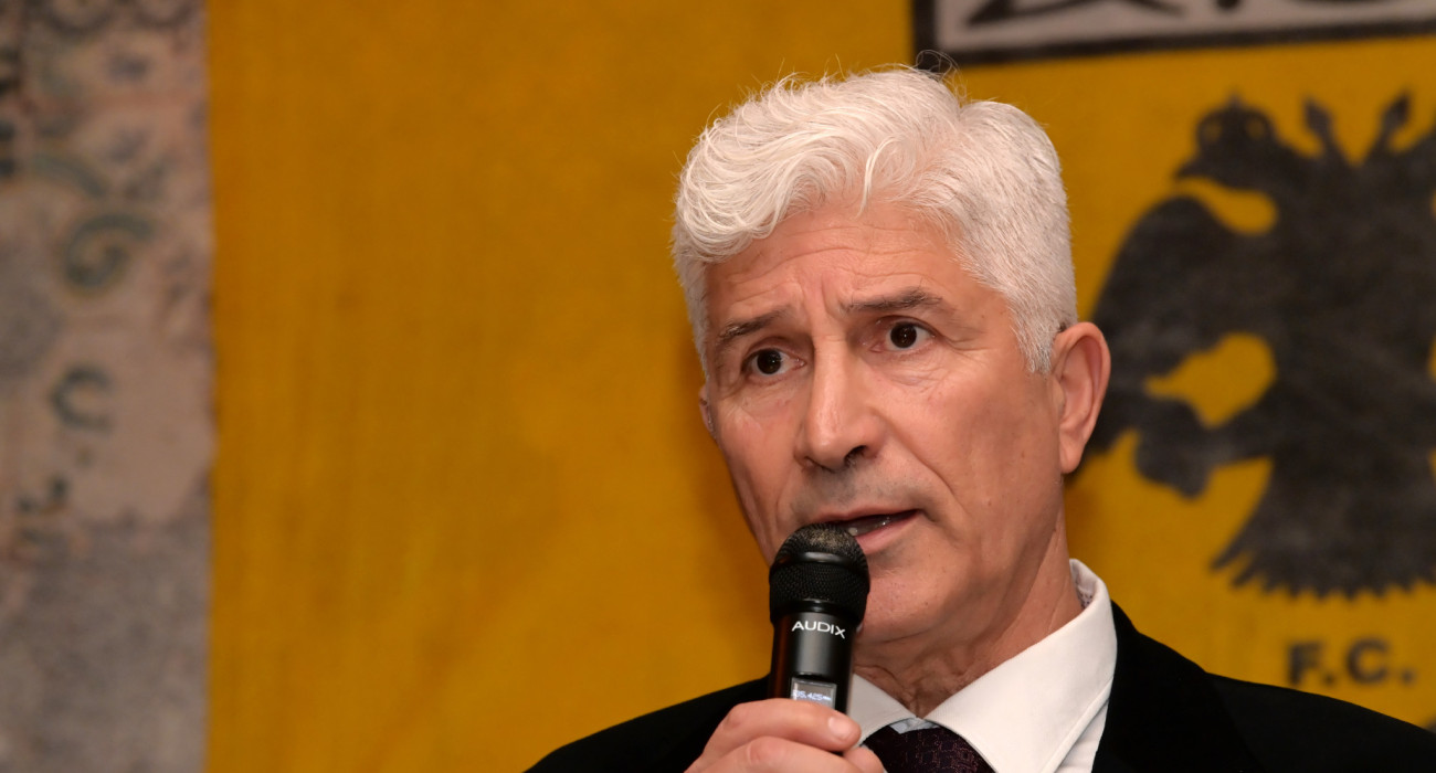 Ο Στέλιος Μανωλάς στην κοπή της πρωτοχρονιάτικης πίτας των Παλαίμαχων της ΑΕΚ / Πηγή: Intime