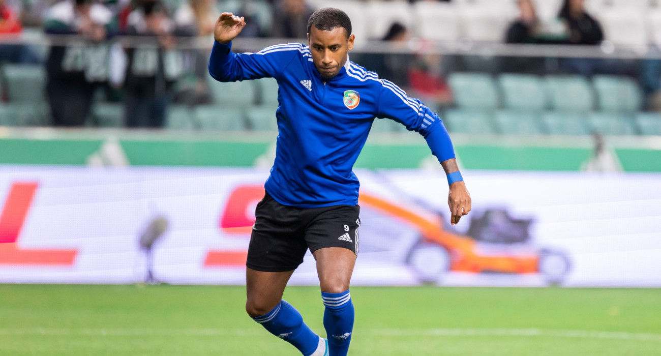 Ο Λουτσιάνο Νάρσινγκ θα ενισχύσει την προσπάθεια παραμονής της Ελλάς Σύρου στη Super League 2 / Photo by Mikolaj Barbanell/SOPA Images/LightRocket via Getty Images