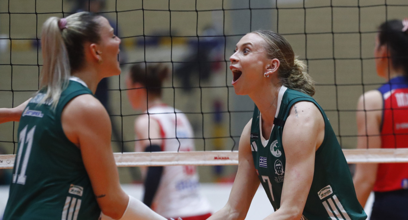 Η Λαμπρινή Κωνσταντινίδου κι η Χέιλι Μπένετ πανηγυρίζουν στον προημιτελικό του Παναθηναϊκού με τον Ερυθρό Αστέρα στο CEV Challenge Cup / Πηγή: Eurokinissi