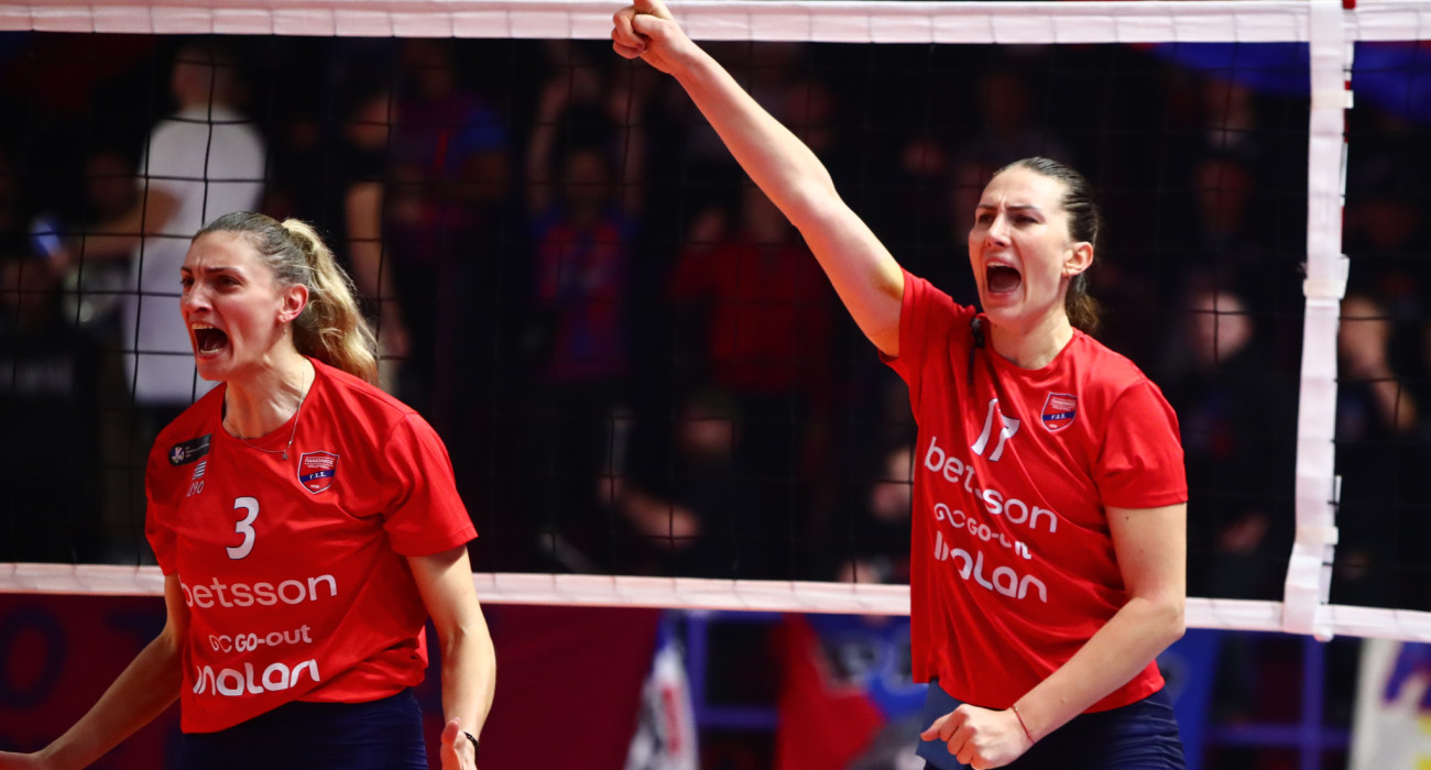 Η Μαρία Νομικού κι η Πολίνα Ραχίμοβα πανηγυρίζουν στον αγώνα του Πανιωνίου Betsson με τον Ολυμπιακό / Πηγή: Eurokinissi