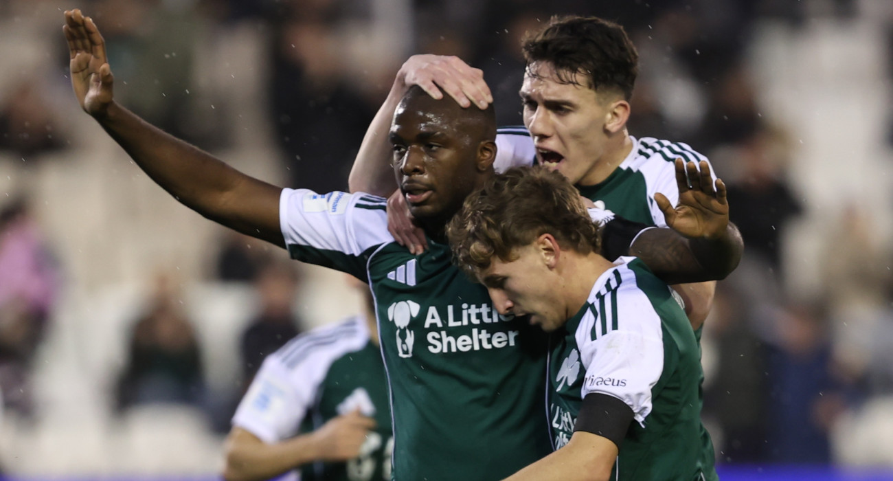 Ο Ανδρέας Τεττέη στον... ήπιο πανηγυρισμό του μετά το γκολ που πέτυχε μαζί με τους Σαντίνο Αντίνο και Σωτήρη Κοντούρη - ΠΗΓΗ: ΙΝΤΙΜΕ