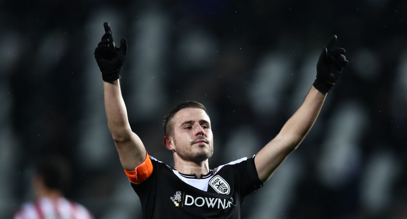 Ο Δημήτρης Πέλκας σκόραρε και ύψωσε τα χέρια του στον ουρανό / Πηγή: Eurokinissi