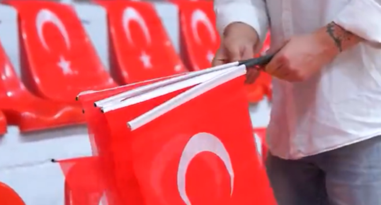 Σημαίες της Τουρκίας στην κερκίδα της Πετκίμ / Screenshot