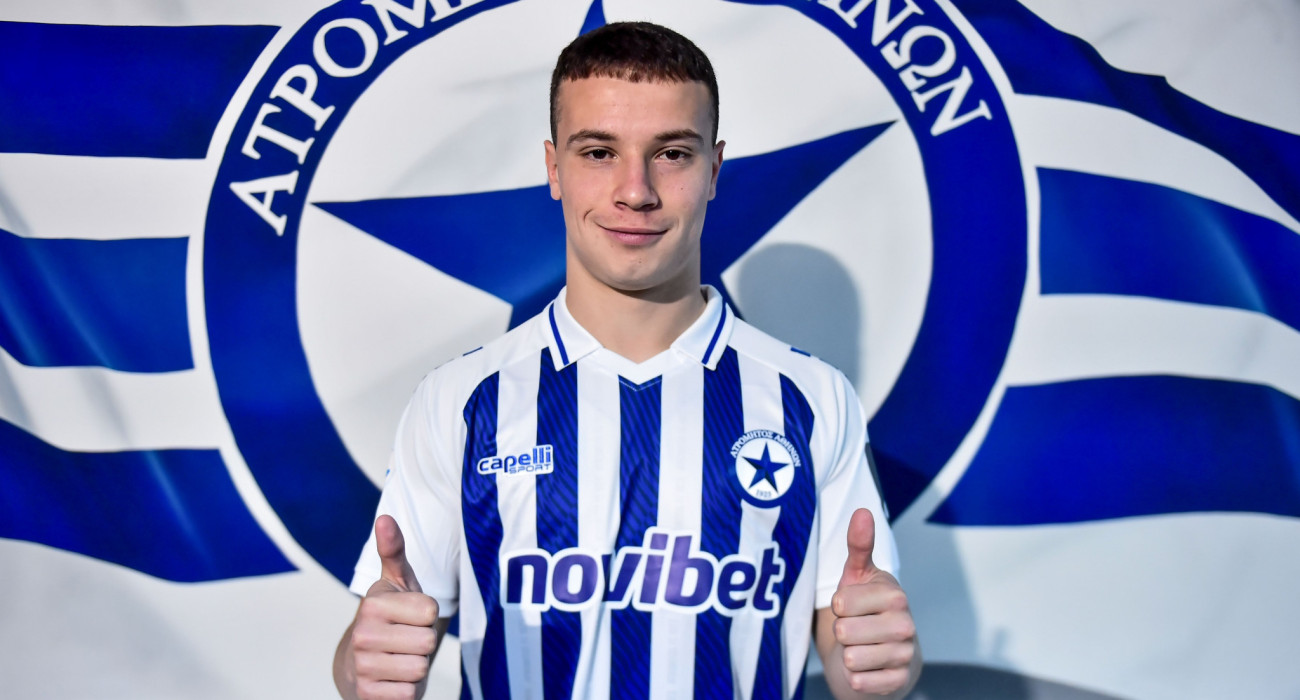 Ο Σταύρος Πνευμονίδης με τη φανέλα του Ατρομήτου / Πηγή: Eurokinissi