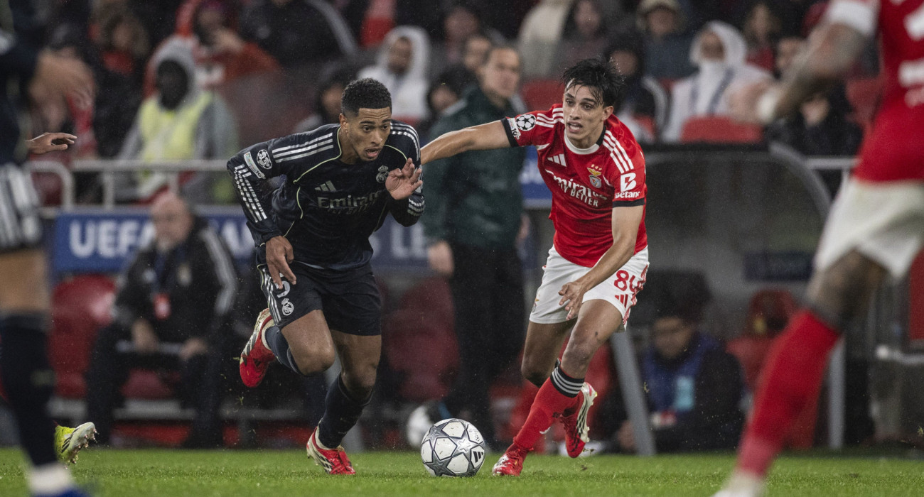 Ο Ρέγκο της Μπενφίκα σε μονομαχία με τον Μπέλιγχαμ της Ρεάλ Μαδρίτης / Photo by Ricardo Nogueira/Sports Press Photo/Getty Images