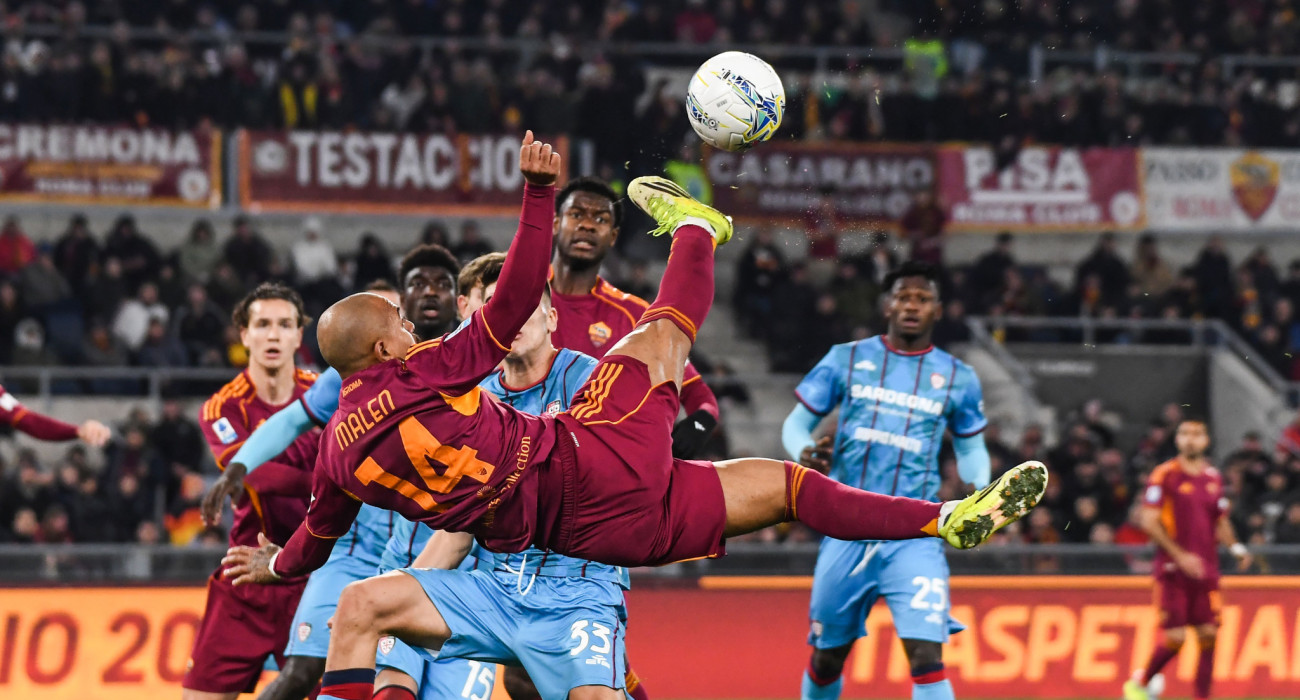 Ο Ντόνιελ Μάλεν με δύο γκολ οδήγησε τη Ρόμα στη νίκη επί της Κάλιαρι / Photo by Ivan Romano/Getty Images