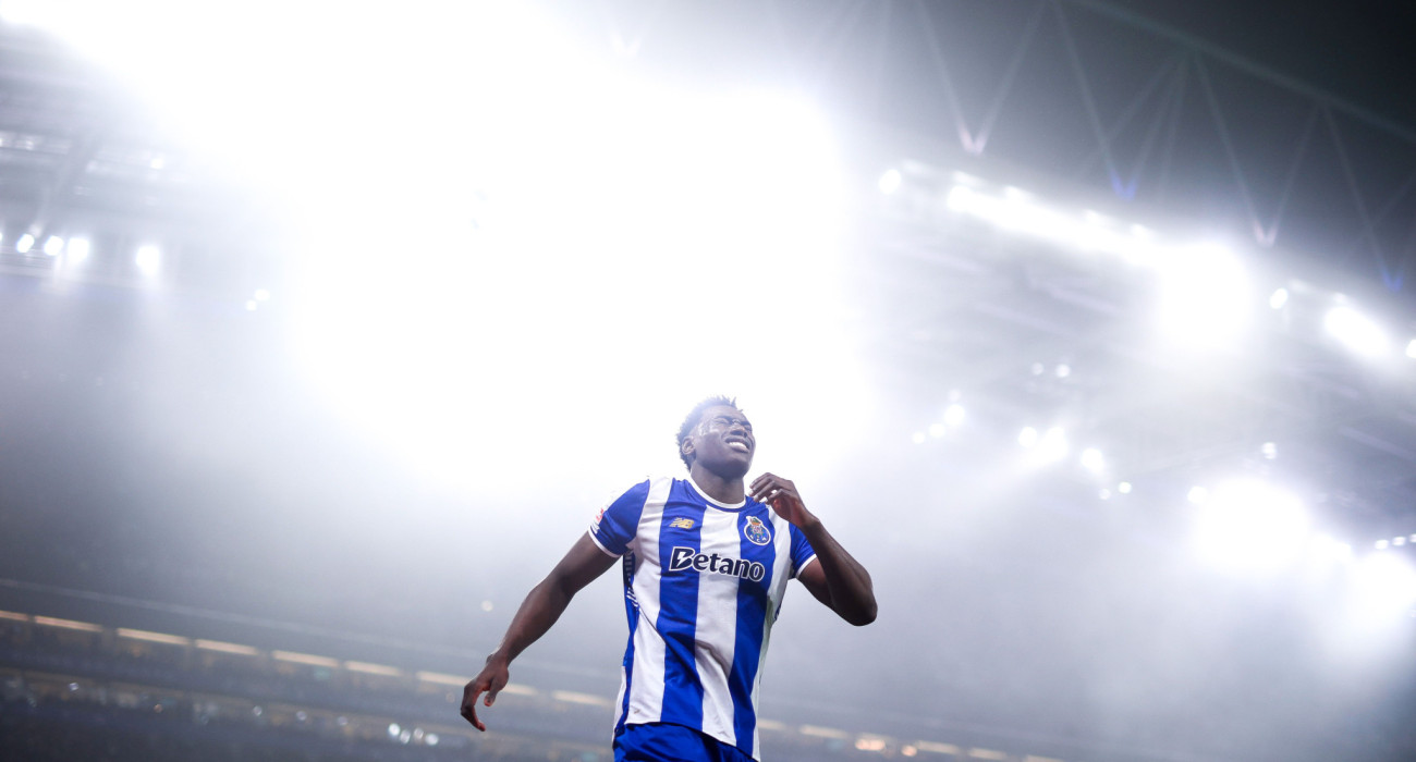 Ο Σάμου αποχωρεί τραυματίας από το ντέρμπι Πόρτο - Σπόρτινγκ / Photo by Diogo Cardoso/Getty Images