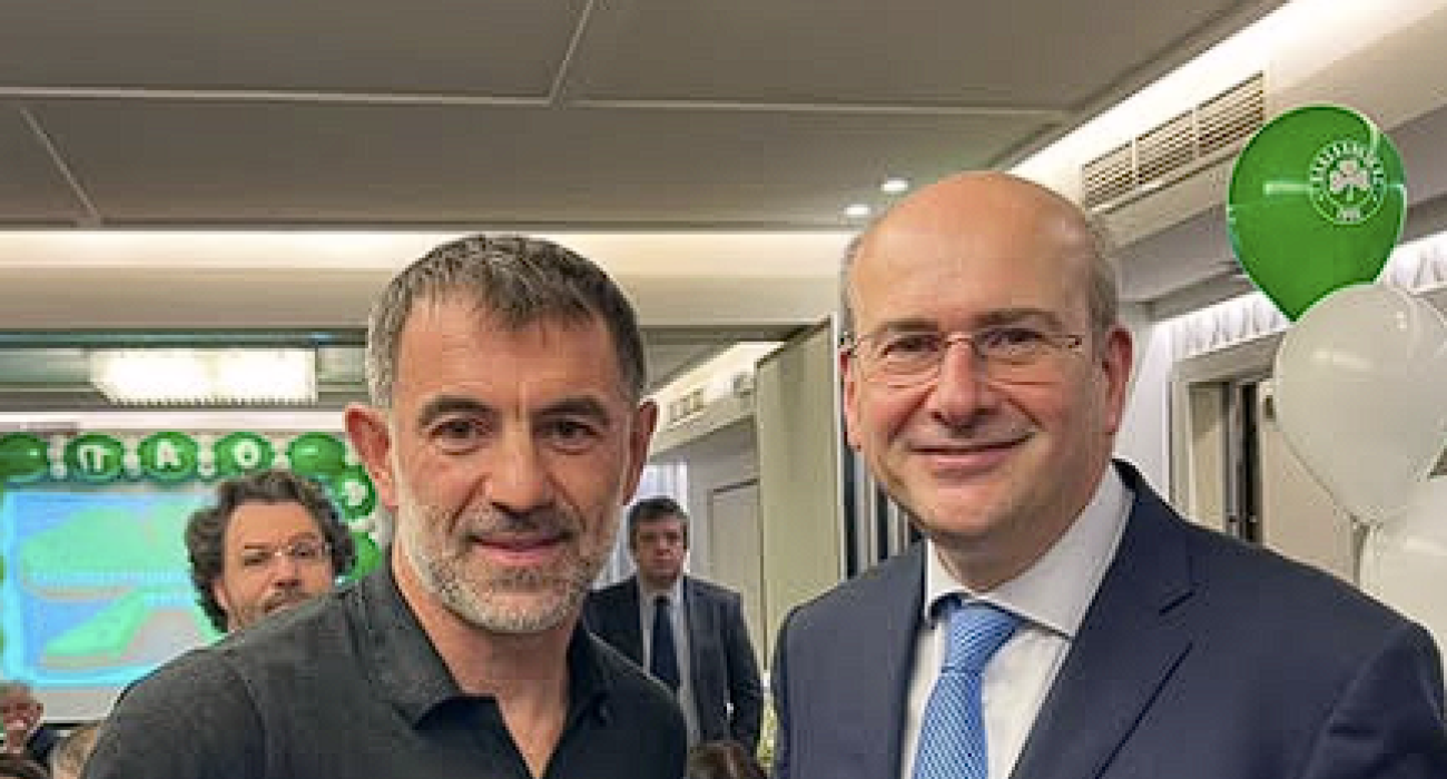 Ο Κωστής Χατζιδάκης με τον Γιώργο Καραγκούνης στην γιορτή παλαίμαχων του Παναθηναϊκού / Screenshot