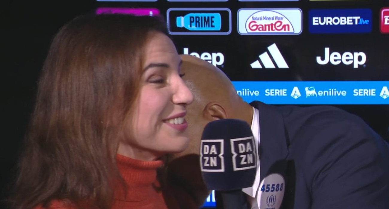 Ο Σπαλέτι φίλησε τον ώμο δημοσιογράφου για της εξηγήσει το VAR / Screenshot