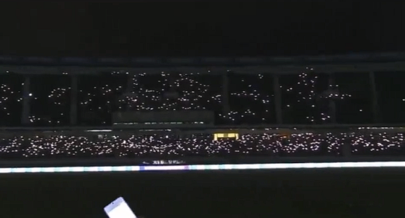 Η στιγμή που οι οπαδοί της Γκουαράνι ανάβουν τους φακούς των κινητών τους / Screenshot